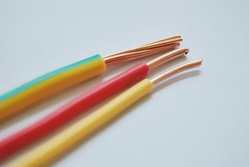 黃色、紅色兩根為BV電線(xiàn)，黃綠雙色為BVR線(xiàn)-環(huán)威電纜